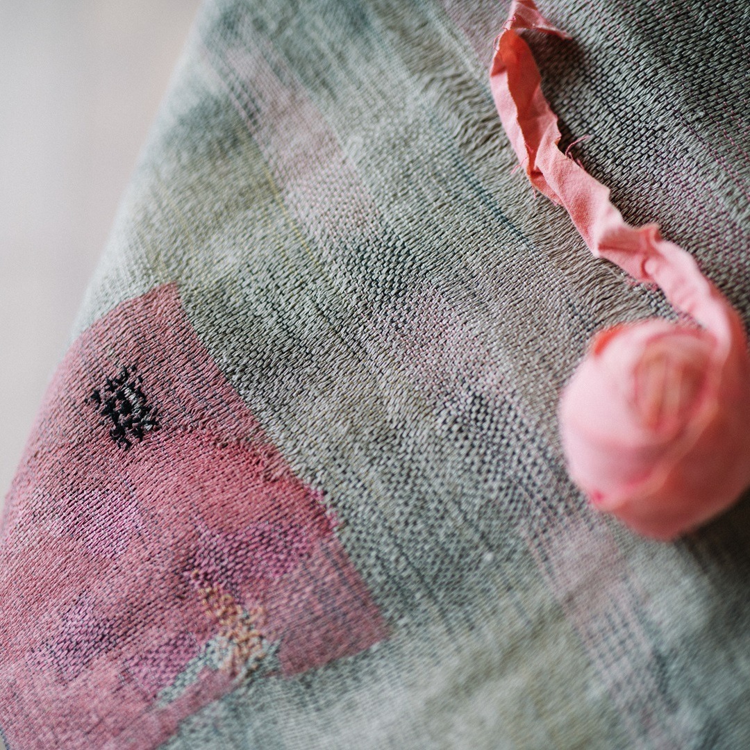 Kate Whitehead, Honesty One (detail) – Honesty is the Best Policy Series, 2019. 45cm x 100cm (17½" x 39½"). Salvaged grey linen: pink silk warp; gold, orange, pink and black silk weft; pink printed detail; black and pink embroidered detail. Hand weave. Photo: Sarah Mason Photography.