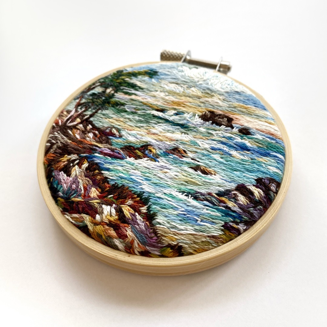 Cassandra Dias, Big Sur – Willard Little Repro, 2023. 9cm (3.5"). Thread painting. Cotton embroidery thread, canvas, bamboo hoop.