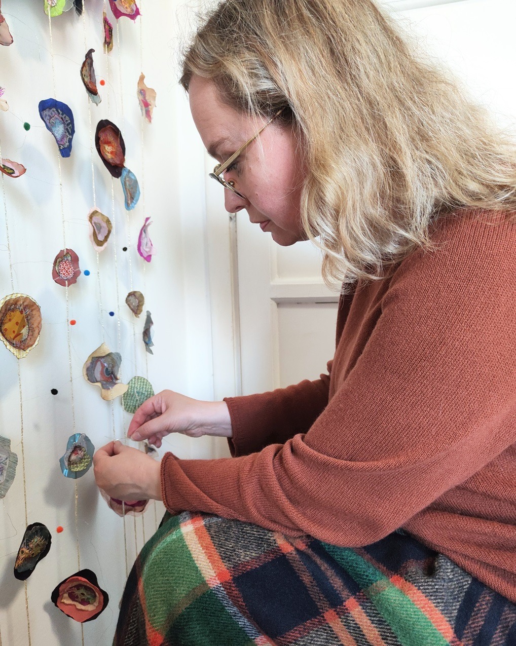 Olga Teksheva mounting the Terminus sculpture.