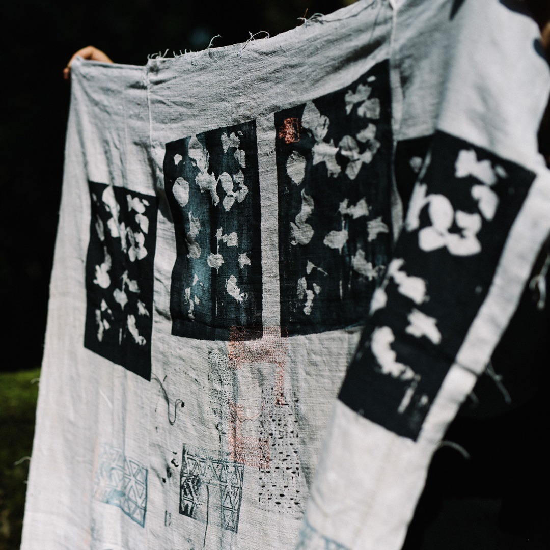 Kate Whitehead, no name, 2019. 100cm x 210cm (39½" x 82½"). Screen printing, inking, hand stitching. Vintage French linen, black ink, terracotta and gold silk embroidery thread. Photo: Sarah Mason Photography.