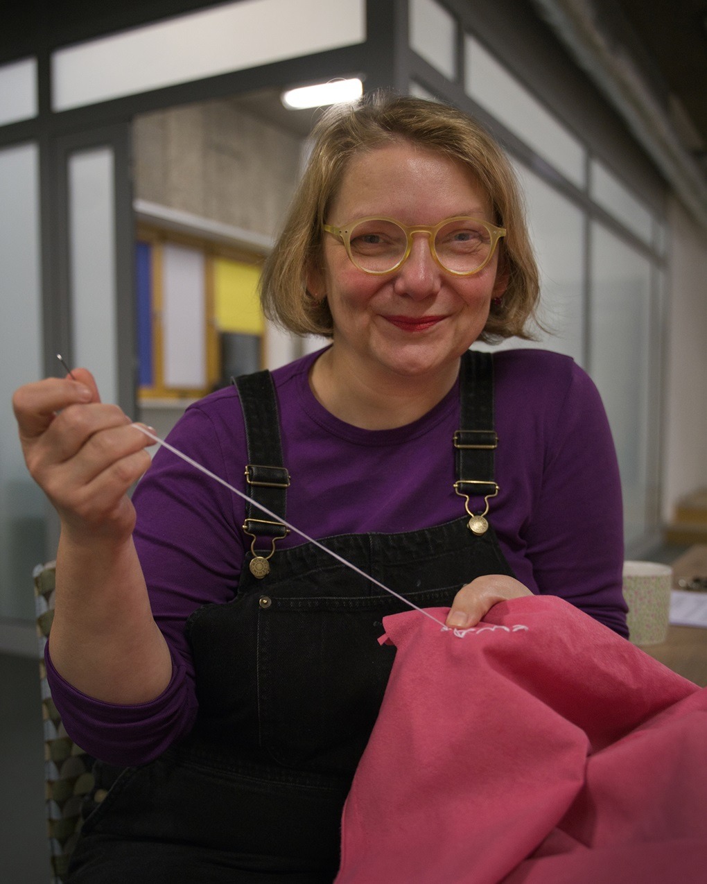 Ewa embroidering. Photo: Mariusz Grabarski. 