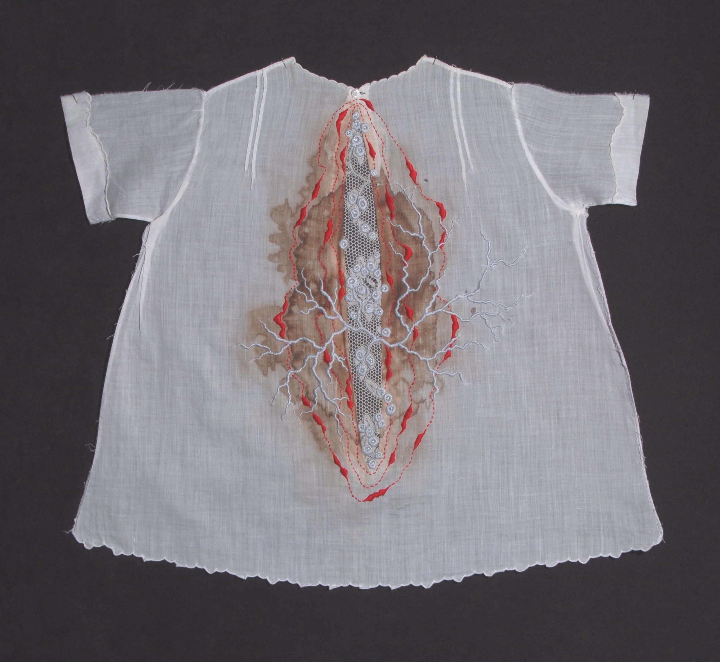 Erin Endicott is a textile artist with an experimental approach and greatly influenced by nature.