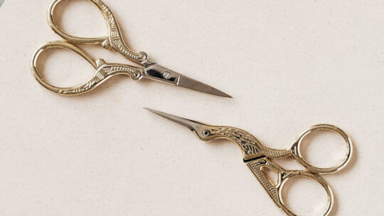 Stork embroidery scissors. Photo: Karolina Grabowska (Pexels)