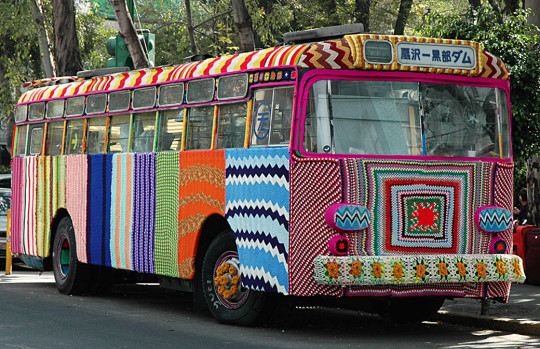Magda Sayeg – Crocheted covered bus in Mexico-City