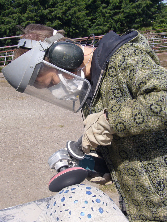 Polishing a knitted dome with a glass aggregate