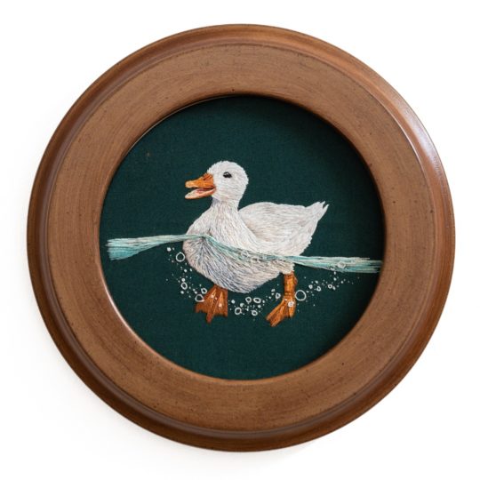 Megan Zaniewski, American Pekin, 2022. 18cm (7¼") diameter. Thread painting. Stranded embroidery cotton, cotton fabric, ACM Solutions needlework frame. Photo: Paradigm Gallery + Studio.