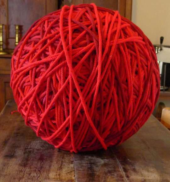 Flore Gardner, M(ob)ile, 1-mile long knitted cord, 2010