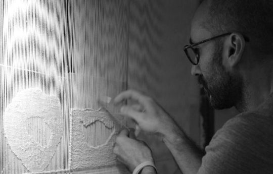 Cos Ahmet, working at the loom, Image courtesy John Lynch