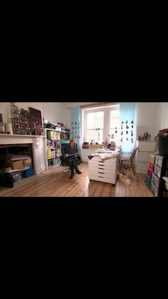 Haf Weighton: Working in her studio - film still courtesy of Prynhawn da S4C