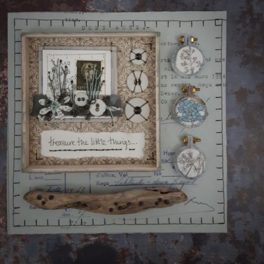 Anne Brooke: Textile wandering - treasure the little things (2020), 20 x 20 cm. Paper, wood, buttons, fabric, mini hoops, postcard fragment.