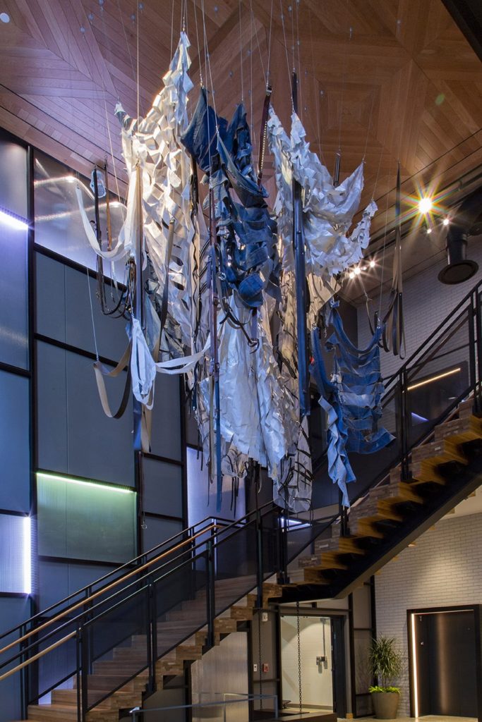 Christine Mauersberger: Wrapped, 2019, Blue jeans, reflective zippers, leather belts, Tyvek, netting (tulle)