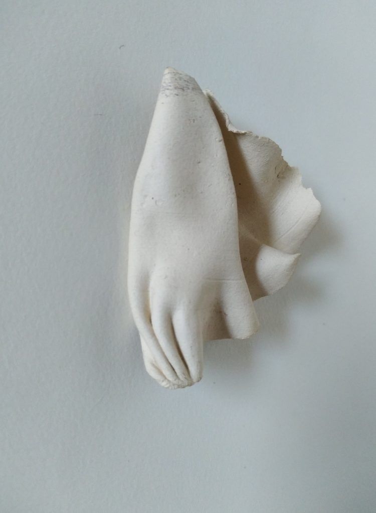 Mauréna Lambert, Conque de lambi, 2013, 6 x 7, White cotton knitting