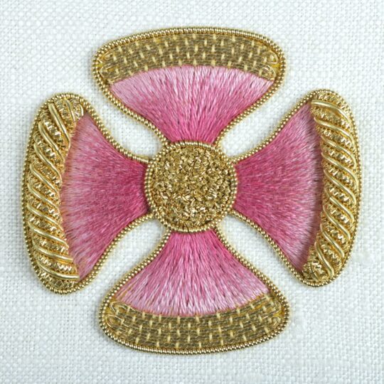Tracy A Franklin, Tracy’s embroidered logo, 2000s. Approximately 5cm x 5cm (2” x 2”). Silk shading, and goldwork. Stranded cottons and gold threads on linen.