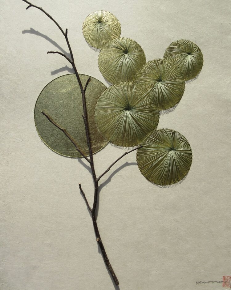 Kazuhito Takadoi, Asatsuyu 2 (Morning Dew), 2020. 51cm x 62cm (20" x 24½"). Weaving, stitching, tying. Washi, grass, beech twig, gold leaf. Photo: Kazuhito Takadoi/jaggedart.