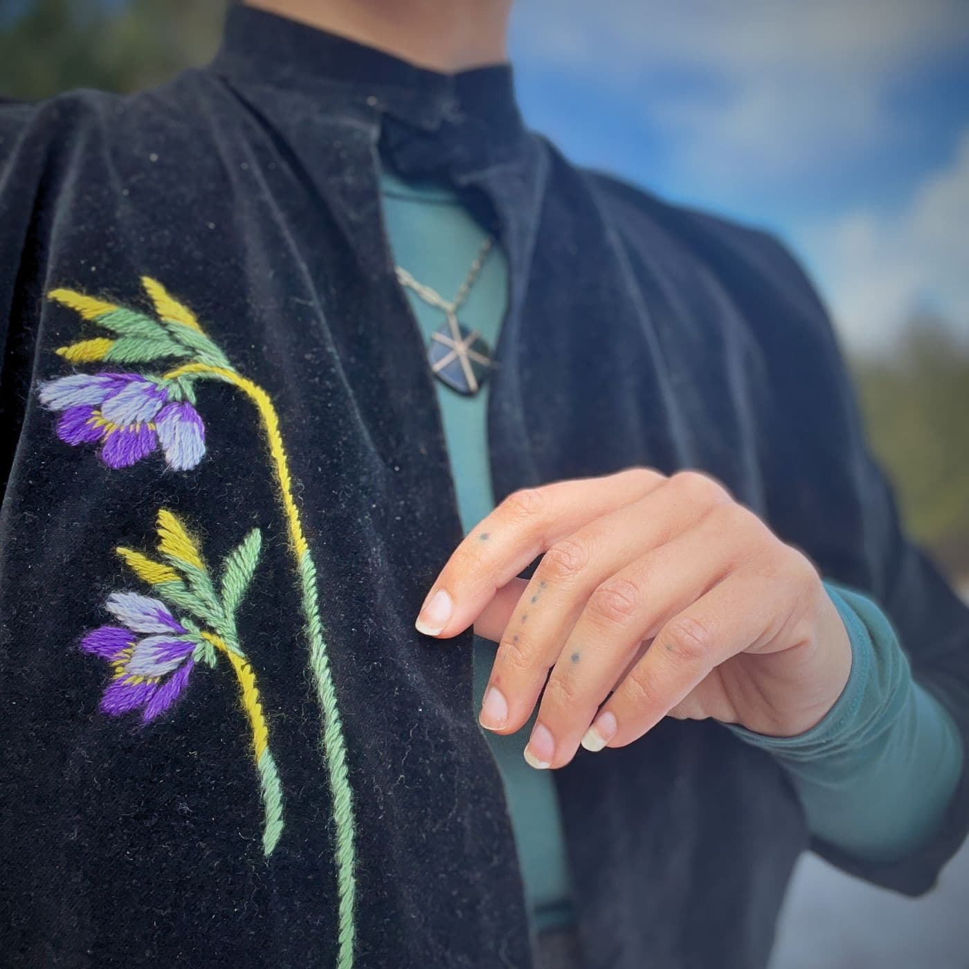 Vintage jacket with a embroidered purple flower